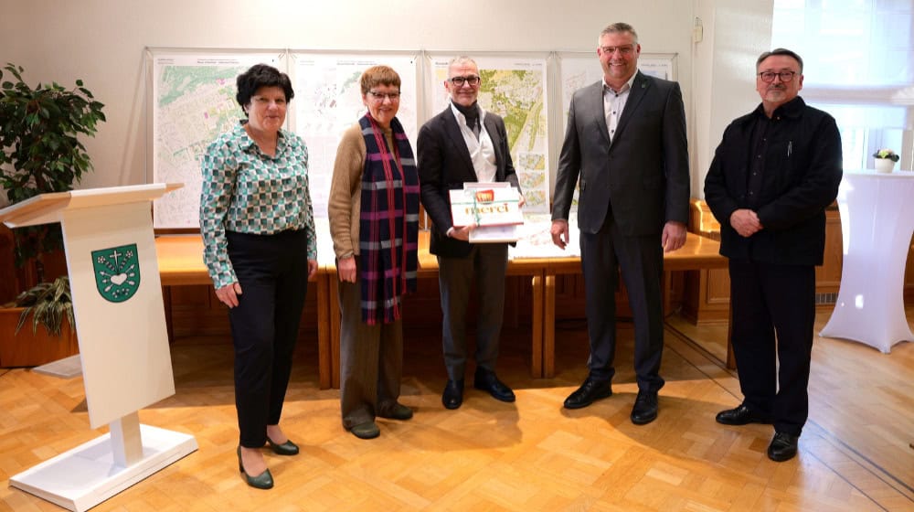 Andrea Ohm, Ortsvorsteherin Ottendorf-Okrilla, Jurymitglied Frau Dr. Seelemann, Prof. Manuel Bäumler vom Siegerplanungsbüro, Bürgermeister Rico Pfeiffer und Juryvorsitzender Prof. Nagler (v.l.n.r.). Foto: Gemeinde Ottendorf-Okrilla