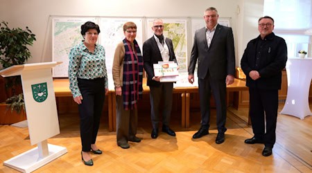 Andrea Ohm, Ortsvorsteherin Ottendorf-Okrilla, Jurymitglied Frau Dr. Seelemann, Prof. Manuel Bäumler vom Siegerplanungsbüro, Bürgermeister Rico Pfeiffer und Juryvorsitzender Prof. Nagler (v.l.n.r.). Foto: Gemeinde Ottendorf-Okrilla