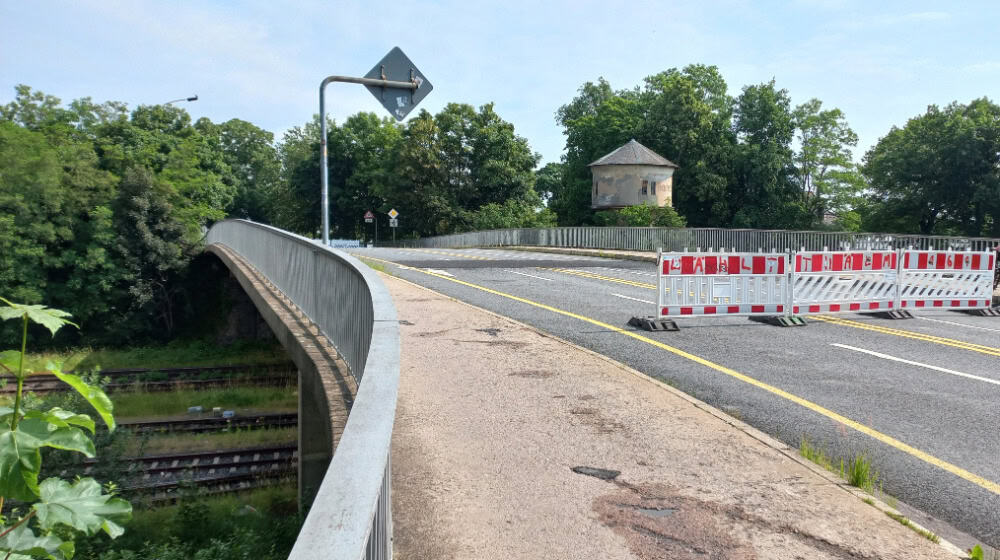 Vielleicht kann ab Frühjahr 2026 wenigstens teilweise wieder der Verkehr über die Bahnbrücke an der Rathenaustraße rollen. Foto: Matthias Stark