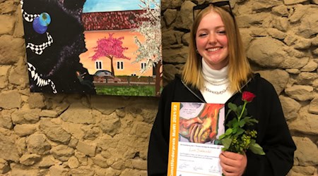 Lea Salzwedel vor ihrer Arbeit, mit der sie den MaWi-Kunstförderpreis 2022 gewonnen hat. Foto: Stadtverwaltung Bischofswerda