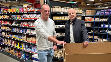 Der zukünftige Betreiber René Schäfer (l.) hat Besuch von Bernsdorfs Bürgermeister Harry Habel. Foto: PR