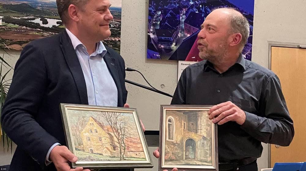 Gemäldeübergabe durch Steffen Gröbner (re.) an Oberbürgermeister Thomas Schubert. Foto: Stadtverwaltung Coswig Gemäldeübergabe durch Steffen Gröbner (re.) an Oberbürgermeister Thomas Schubert. Foto: Stadtverwaltung Coswig