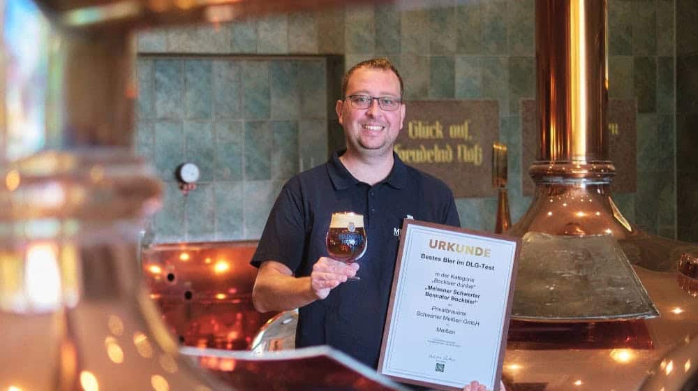 Braumeister Robert Kaeßler präsentiert stolz die Auszeichnung „Bestes Bockbier“. Foto: Schwerterbrauerei