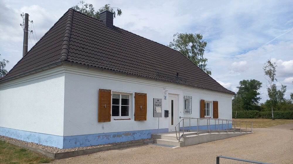 Ein Beispiel für den Einsatz der Fördermittel – barrierefreie Umgestaltung in der Gedenkstätte Ehrenhain Zeithain (GSEZ). Die Gedenkstätte erinnert an die Verbrechen der Wehrmacht im Kriegsgefangenenlager Zeithain 1941 bis 1945. Bildquelle: Archiv GSEZ