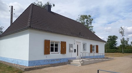 Ein Beispiel für den Einsatz der Fördermittel – barrierefreie Umgestaltung in der Gedenkstätte Ehrenhain Zeithain (GSEZ). Die Gedenkstätte erinnert an die Verbrechen der Wehrmacht im Kriegsgefangenenlager Zeithain 1941 bis 1945. Bildquelle: Archiv GSEZ