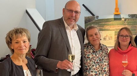 Ein Team: OB Olaf Raschke am Tag der Verabschiedung mit Ehefrau Claudia und Assistentin Corina Daleske (l.) sowie Büroleiterin Anne Dziallas. Foto: Ulf Mallek Ein Team: OB Olaf Raschke am Tag der Verabschiedung mit Ehefrau Claudia und Assistentin Corina Daleske (l.) sowie Büroleiterin Anne Dziallas. Foto: Ulf Mallek