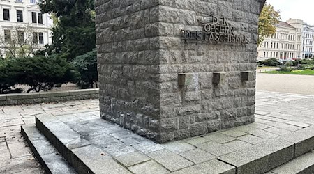 Asche und Brandspuren sind am Denkmal für die Opfer des Faschismus in Görlitz zu sehen, nachdem unbekannte Täter Bücher verbrannt haben. Der Staatsschutz der Polizei ermittelt. / Foto: Danilo Dittrich/dpa