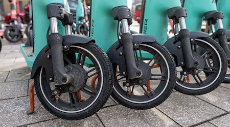 Dwaj čłowjekaj zemrěštaj lětsa při njezbožach z e-scooterami w Sakskej. (Archivbild) / Foto: Hendrik Schmidt/dpa