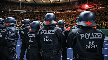 Auch beim letzten Spiel beider Teams in Berlin war die Polizei mit vielen Kräften im Einsatz. (Archivbild) / Foto: Andreas Gora/dpa Auch beim letzten Spiel beider Teams in Berlin war die Polizei mit vielen Kräften im Einsatz. (Archivbild) / Foto: Andreas Gora/dpa