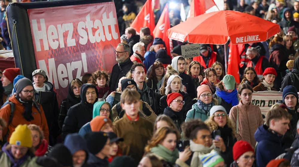 Menschen halten bei der Demo für ein «buntes Stadtbild» in Leipzig Plakat mit der Aufschrift «Herz statt Merz!» hoch. / Foto: Jan Woitas/dpa Menschen halten bei der Demo für ein «buntes Stadtbild» in Leipzig Plakat mit der Aufschrift «Herz statt Merz!» hoch. / Foto: Jan Woitas/dpa