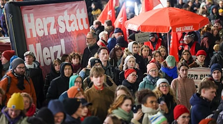 Menschen halten bei der Demo für ein «buntes Stadtbild» in Leipzig Plakat mit der Aufschrift «Herz statt Merz!» hoch. / Foto: Jan Woitas/dpa
