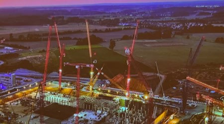 Eine Riesenbaustelle dicht an Moritzburg und Radeburg. Quelle: ESMC Jetzt drehen sich schon 24 Kräne über der Baustelle von ESMC in Dresden-Rähnitz