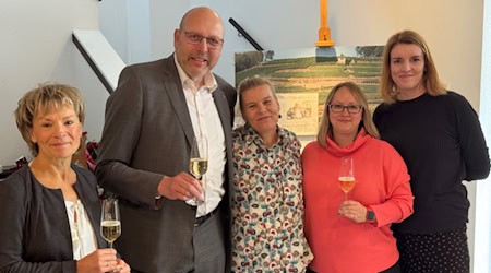 Ein Team: OB Olaf Raschke am Tag der Verabschiedung mit Ehefrau Claudia (r. neben ihn) und weiter von links: Assistentin Corina Daleske, Büroleiterin Anne Dziallas und Pressesprecherin Katharina Reso. Foto: Ulf Mallek Ein Team: OB Olaf Raschke am Tag der Verabschiedung mit Ehefrau Claudia (r. neben ihn) und weiter von links: Assistentin Corina Daleske, Büroleiterin Anne Dziallas und Pressesprecherin Katharina Reso. Foto: Ulf Mallek