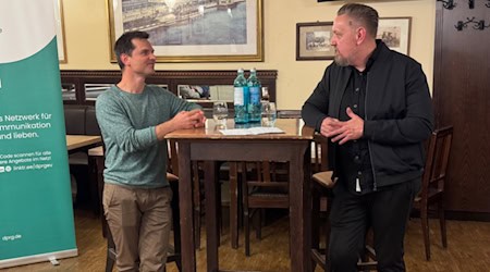 Im Gespräch: Dresdens Stadtsprecher Daniel Heine (l.) und Presseclub-Vorsitzender Andreas Weller. Foto: Ulf Mallek Im Gespräch: Dresdens Stadtsprecher Daniel Heine (l.) und Presseclub-Vorsitzender Andreas Weller. Foto: Ulf Mallek