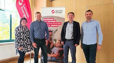 Im Bild: Catrin Niemz, Bauverwaltung Schönfeld, René Venus, ehrenamtlicher Bürgermeister Gemeinde Lampertswalde, Jens Schaller, Geschäftsführer SachsenGigaBit, und Alexander Stuhr, Digitalagentur Sachsen. Foto Sachsen-Energie Im Bild: Catrin Niemz, Bauverwaltung Schönfeld, René Venus, ehrenamtlicher Bürgermeister Gemeinde Lampertswalde, Jens Schaller, Geschäftsführer SachsenGigaBit, und Alexander Stuhr, Digitalagentur Sachsen. Foto Sachsen-Energie