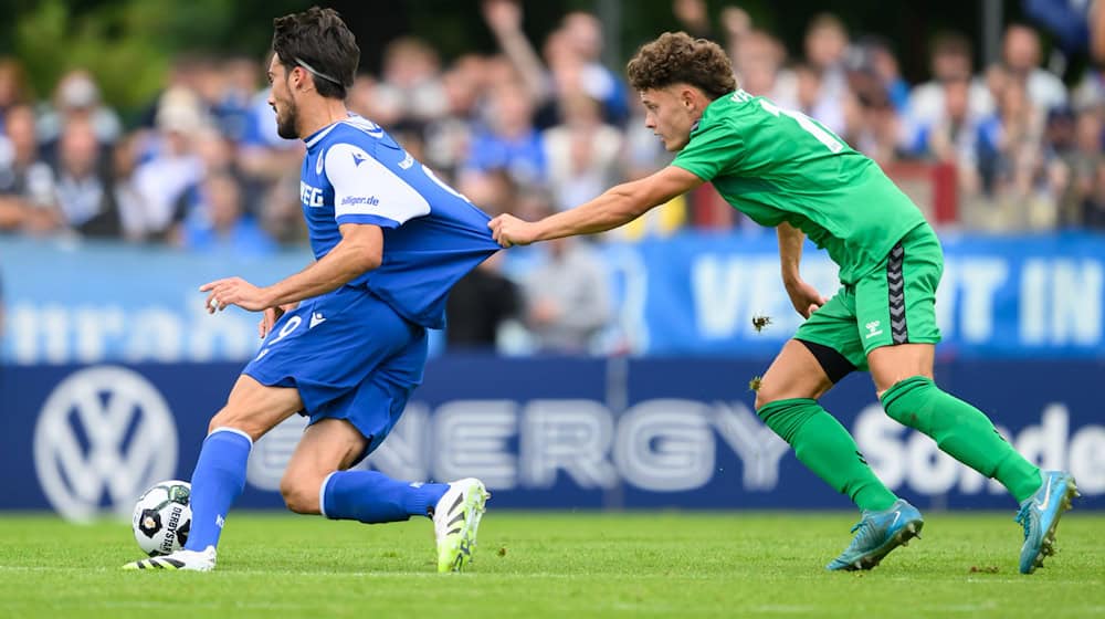 KSC new signing Roko Šimić (l) still rarely runs away from his opponents. / Photo: Robert Michael/dpa