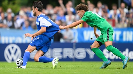 KSC new signing Roko Šimić (l) still rarely runs away from his opponents. / Photo: Robert Michael/dpa