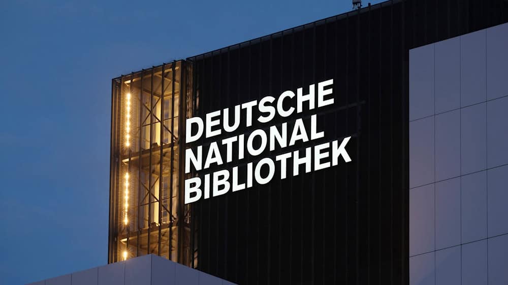 El rótulo "Deutsche Nationalbibliothek" (DNB) brilla sobre un edificio de 55 metros de altura de la antigua Biblioteca Alemana. (Foto de archivo) / Foto: Sebastian Willnow/dpa