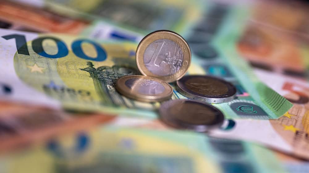 Der Landkreis Sächsische Schweiz-Osterzgebirge rechne im Haushalt 2026 mit einem Fehlbetrag von 30 Millionen Euro. (Symbolbild) / Foto: Monika Skolimowska/dpa post-slider