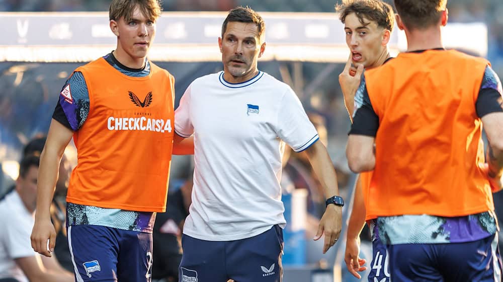 Hertha coach Stefan Leitl (center) has a lot of confidence in Kennet Eichhorn (left). (archive picture) / Photo: Andreas Gora/dpa