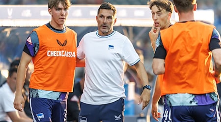 Hertha-Coach Stefan Leitl (M.) hat viel Vertrauen in Kennet Eichhorn (l.). (Archivbild) / Foto: Andreas Gora/dpa Hertha-Coach Stefan Leitl (M.) hat viel Vertrauen in Kennet Eichhorn (l.). (Archivbild) / Foto: Andreas Gora/dpa