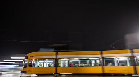 Beide Tatverdächtige wurden nach dem Angriff in der Straßenbahnlinie 12 festgenommen. (Symbolbild) / Foto: Robert Michael/dpa Beide Tatverdächtige wurden nach dem Angriff in der Straßenbahnlinie 12 festgenommen. (Symbolbild) / Foto: Robert Michael/dpa