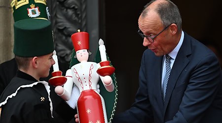Bundeskanzler Friedrich Merz wurde beim Antrittsbesuch in Sachsen in Dresden von einer Bergmannskapelle begrüßt. / Foto: Hendrik Schmidt/dpa Bundeskanzler Friedrich Merz wurde beim Antrittsbesuch in Sachsen in Dresden von einer Bergmannskapelle begrüßt. / Foto: Hendrik Schmidt/dpa