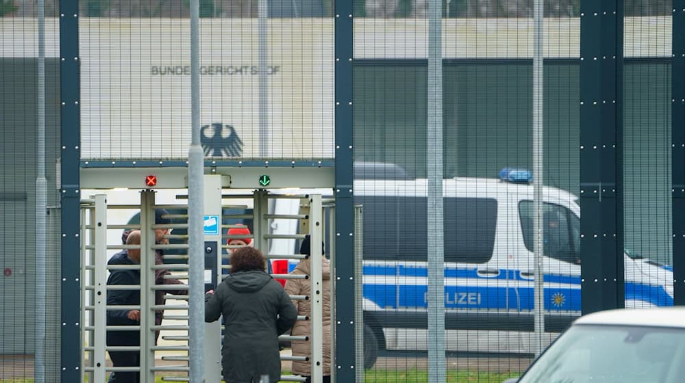 El Ministerio Público Federal tiene la intención de solicitar órdenes de detención. Los tres detenidos comparecerán esta mañana ante el juez de instrucción del Tribunal Federal de Justicia.  / Foto: Andreas Arnold/dpa