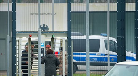 Федеральна прокуратура має намір подати клопотання про видачу ордерів на арешт. Сьогодні вранці троє затриманих постануть перед слідчим суддею Федерального суду.  / Фото: Andreas Arnold/dpa