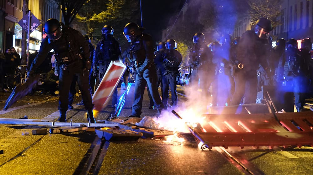 Gefährlicher Eingriff in den Verkehr, Landfriedensbruch – die Polizei ermittelt nach der Krawallnacht im Leipziger Osten.  / Foto: Sebastian Willnow/dpa