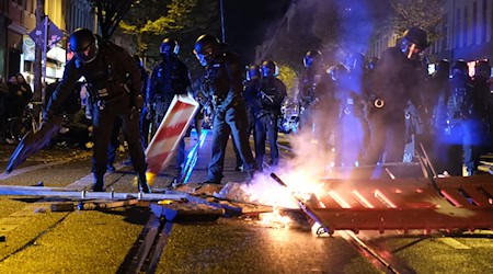 Gefährlicher Eingriff in den Verkehr, Landfriedensbruch – die Polizei ermittelt nach der Krawallnacht im Leipziger Osten.  / Foto: Sebastian Willnow/dpa