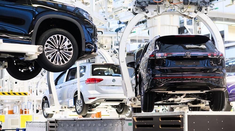 Production at VW will continue next week. (Archive image) / Photo: Julian Stratenschulte/dpa