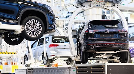 Produkcija pola VW běži tež přichodny tydźeń dale. (Archivbild) / Foto: Julian Stratenschulte/dpa