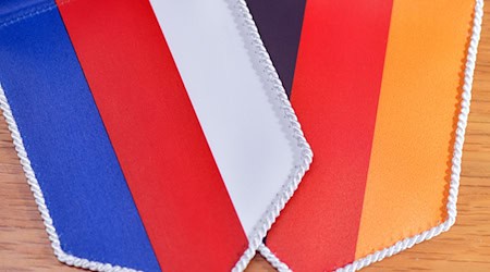 Se entregó el máximo galardón sorbio: a la izquierda, un banderín con los colores nacionales. (Imagen simbólica) / Foto: Patrick Pleul/ZB/dpa