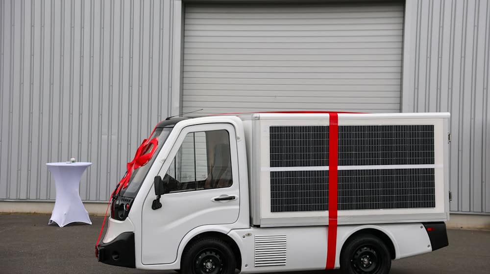Un vehículo de reparto equipado con módulos solares delante de la nueva fábrica de Opes Solar Mobility GmbH para la producción de módulos fotovoltaicos para vehículos / Foto: Jan Woitas/dpa