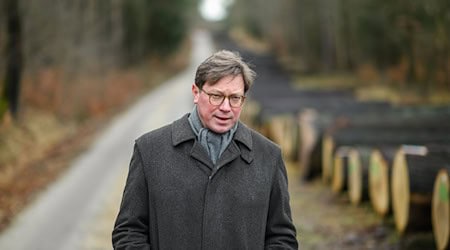 Environment Minister Georg-Ludwig von Breitenbuch (CDU) has honored volunteers for their commitment to nature conservation. (Archive photo) / Photo: Robert Michael/dpa