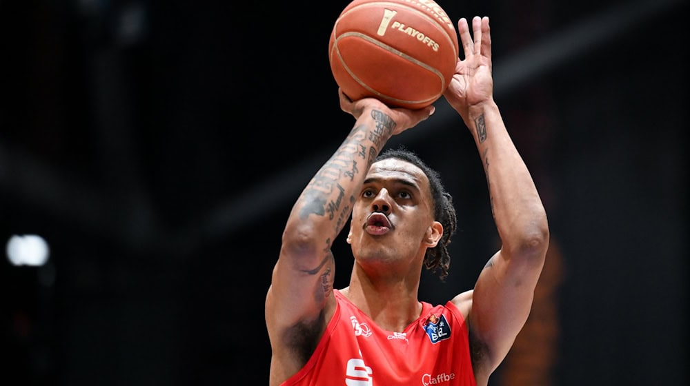 Kevin Yebo and the Niners Chemnitz Bundesliga basketball team celebrated their third win in their fourth Bundesliga match against Ludwigsburg / Photo: Hendrik Schmidt/dpa