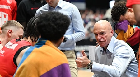 El entrenador Rodrigo Pastore sufrió una desafortunada derrota a manos del club de la Bundesliga de baloncesto Niners Chemnitz en su estreno en la Eurocopa en el Panionios de Atenas / Foto: Hendrik Schmidt/dpa