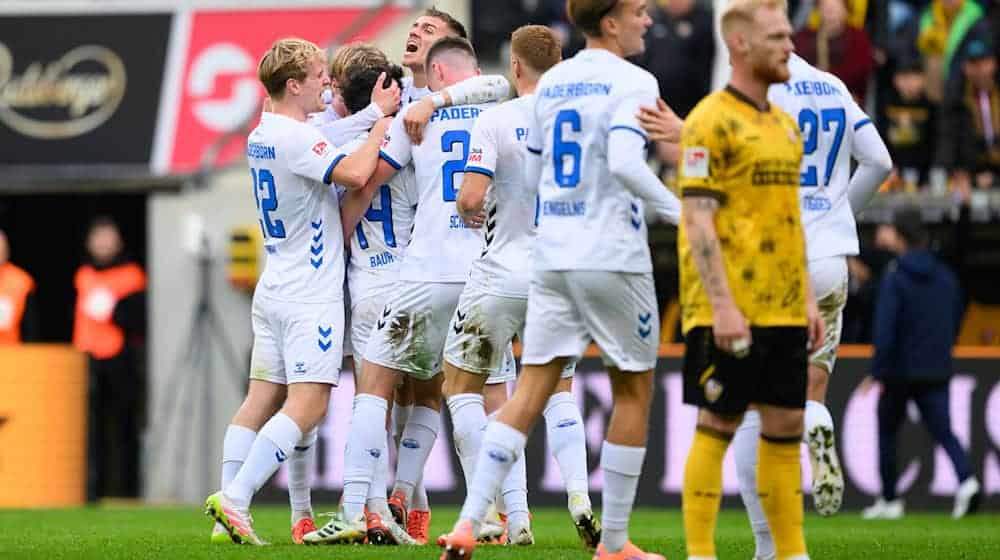 Los jugadores del Paderborn animan a Mika Baur (SC Paderborn) tras su gol que supuso el 1-2 / Foto: Robert Michael/dpa