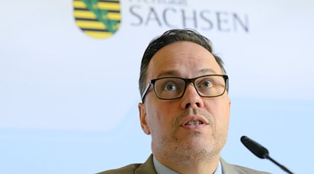 Sachsens Wirtschaftsminister Dirk Panter (SPD) wirbt für eine offene und ehrliche Debatte über die Rüstungsindustrie. (Archivbild)   / Foto: Hendrik Schmidt/dpa