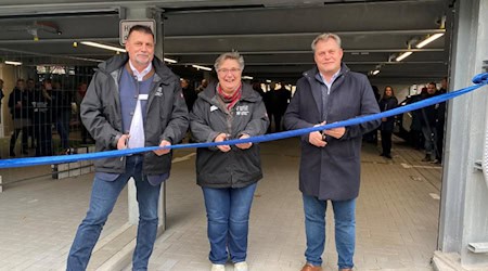 Dr. Henri Lüdeke (WBV-Geschäftsführer), Kerstin Richter (Technische Leiterin der WBV) sowie Thomas Schubert (Oberbürgermeister der Stadt Coswig). Foto: Stadtverwaltung Coswig Dr. Henri Lüdeke (WBV-Geschäftsführer), Kerstin Richter (Technische Leiterin der WBV) sowie Thomas Schubert (Oberbürgermeister der Stadt Coswig). Foto: Stadtverwaltung Coswig
