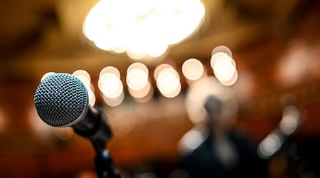 Autorinnen und Autoren aus sieben Ländern treten in Chemnitz bei der Deutschsprachigen Meisterschaften im Poetry Slam an. (Symbolbild) / Foto: Britta Pedersen/dpa Autorinnen und Autoren aus sieben Ländern treten in Chemnitz bei der Deutschsprachigen Meisterschaften im Poetry Slam an. (Symbolbild) / Foto: Britta Pedersen/dpa