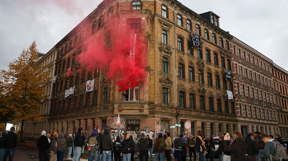 Banners hang on the façade of the squat in Leipzig-Einertstraße / Photo: Bjoern Stach/EHL Media/dpa
