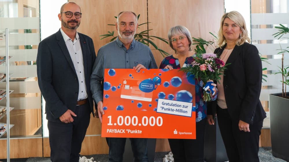Gewinner mit Sparkassen-Mitarbeitern: v.l.n.r.: Jörg Blochwitz, Eheleute Große, Monique Kußai. Foto: Sparkasse Meißen. Gewinner mit Sparkassen-Mitarbeitern: v.l.n.r.: Jörg Blochwitz, Eheleute Große, Monique Kußai. Foto: Sparkasse Meißen.