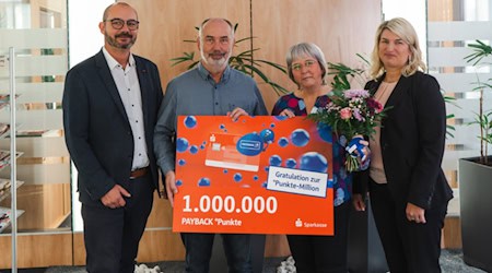 Gewinner mit Sparkassen-Mitarbeitern: v.l.n.r.: Jörg Blochwitz, Eheleute Große, Monique Kußai. Foto: Sparkasse Meißen. Gewinner mit Sparkassen-Mitarbeitern: v.l.n.r.: Jörg Blochwitz, Eheleute Große, Monique Kußai. Foto: Sparkasse Meißen.