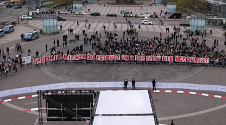 Vor der Leipziger Oper haben mehrere Menschen gegen die Einladung von Rammstein-Sänger Till Lindemann zum Opernball demonstriert. / Foto: Sebastian Willnow/dpa Vor der Leipziger Oper haben mehrere Menschen gegen die Einladung von Rammstein-Sänger Till Lindemann zum Opernball demonstriert. / Foto: Sebastian Willnow/dpa