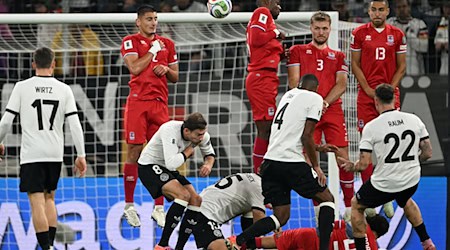 Der Freistoß von David Raum (Nr. 22) fliegt durch Luxemburgs Mauer ins Tor. / Foto: Federico Gambarini/dpa