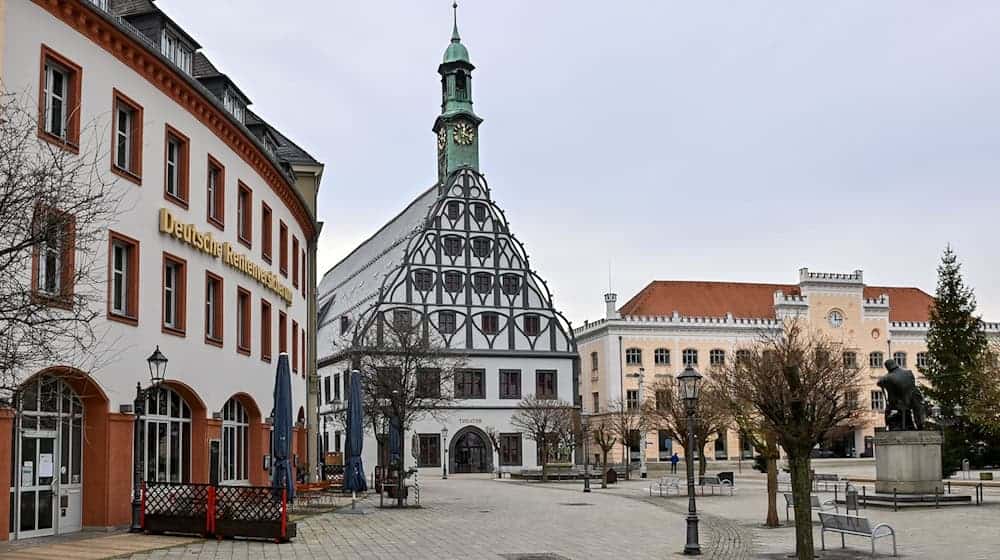 The Gewandhaus with its late Gothic gabled façade in the center of Zwickau is home to the Plauen-Zwickau Theater. (Archive photo) / Photo: Hendrik Schmidt/dpa-Zentralbild/dpa