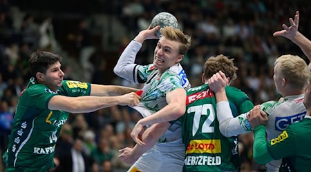 Gisli Kristjansson (here on the ball) and the Bundesliga handball team SC Magdeburg didn't give SC DHfK Leipzig the slightest chance / Photo: Hendrik Schmidt/dpa