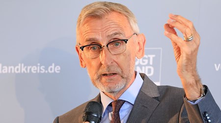 Saxony's Interior Minister Armin Schuster (CDU) is in favor of a quick new regulation for Ukraine refugees. (Archive photo) / Photo: Jan Woitas/dpa
